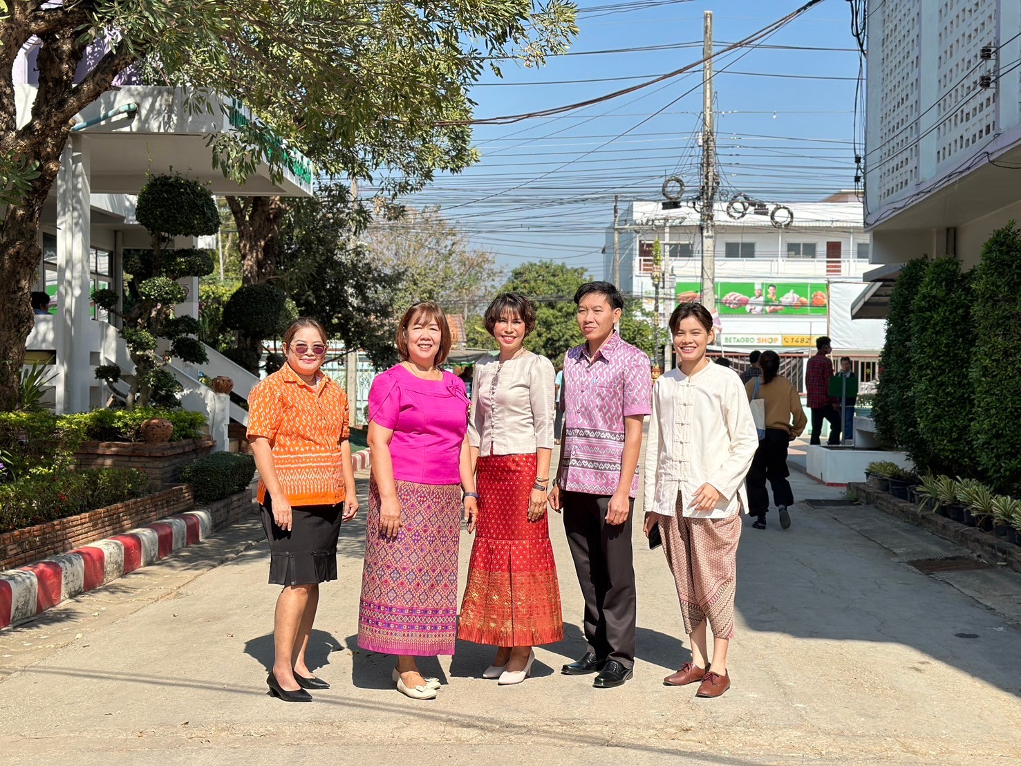 title - รณรงค์แต่งกายผ้าไทยผ้าพื้นเมือง ภายใต้โครงการส่งเสริมอัตลักษณ์ ความเป็นไทยผ่านวัฒนธรรมการแต่งกายกายผ้าไทยเพื่อสร้างการรับรู้และปลูกฝังความภาคภูมิใจในความเป็นไทย ประจำปีงบประมาณ พ.ศ.2568